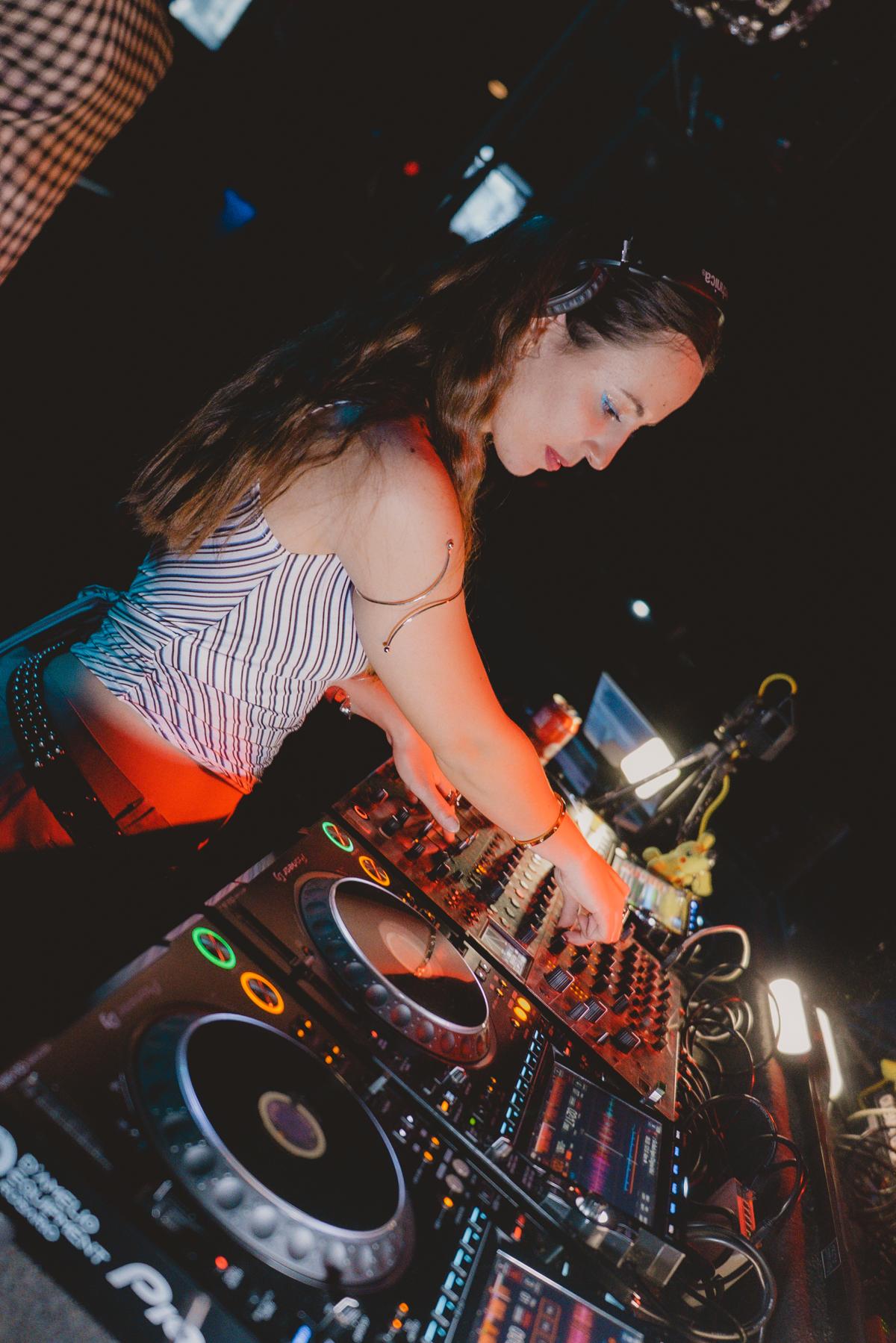 Cin Santini mezclando en los CDJ